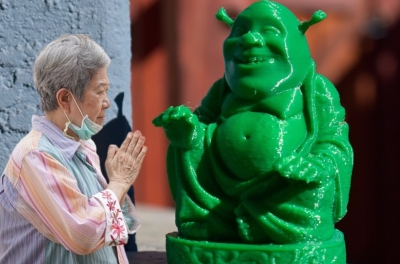 Пожилая женщина четыре года молилась статуэтке Шрека, думая что это Будда. Над ней посмеялись, а потом задумались